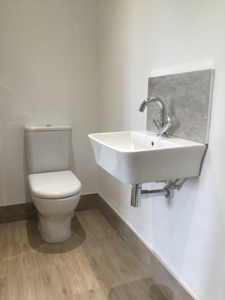 en suite WC & wall hung basin