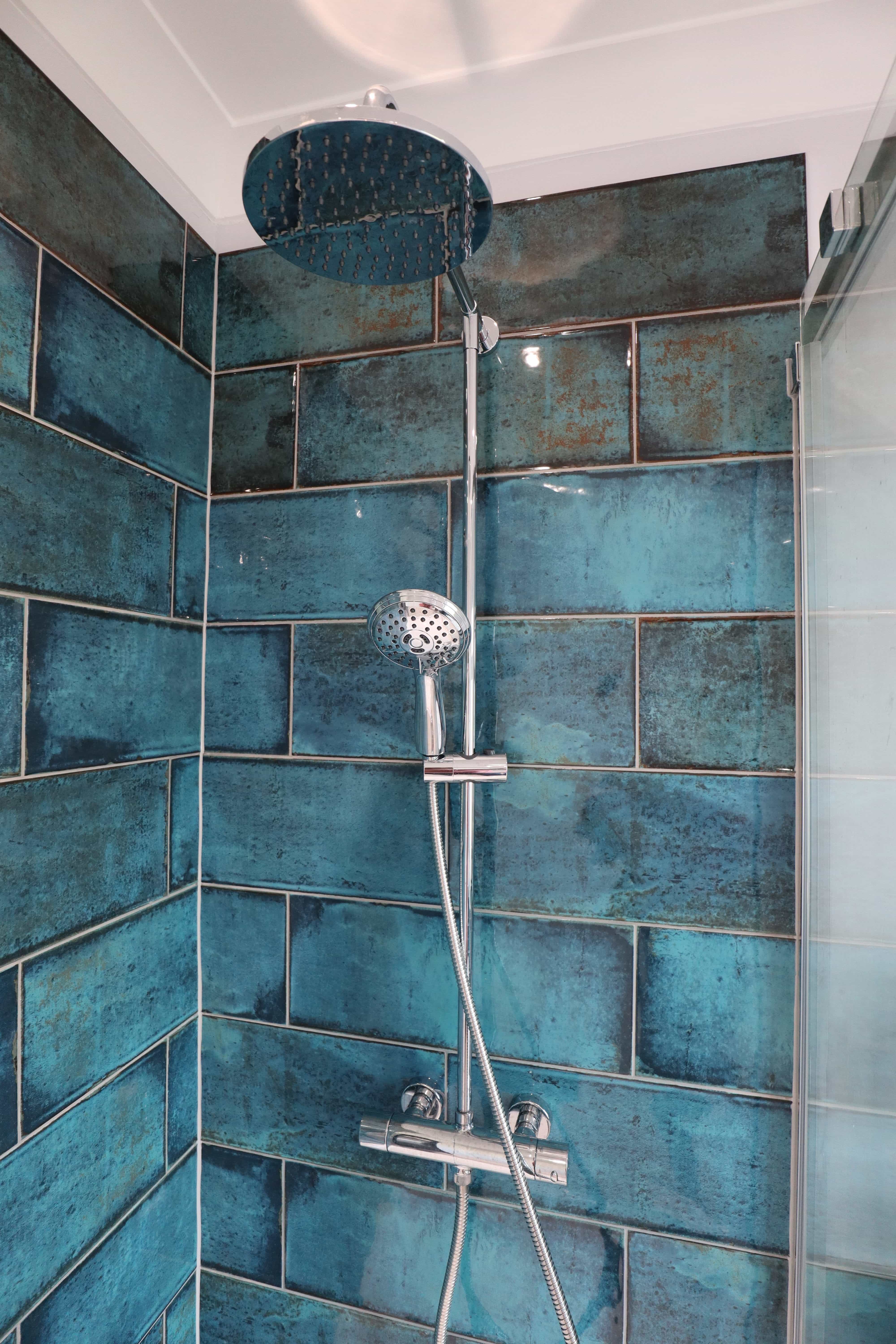 vibrant aquamarin tiles in shower